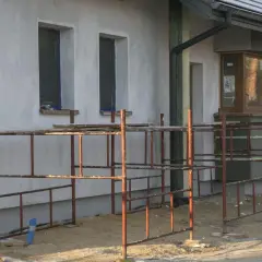 Rusztowanie wokół domu, przygotowania do zatapiania siatki błędy na elewacji.
