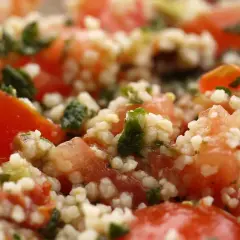 Delicioso cuscus con verduras frescas, tomates jugosos y hierbas aromáticas.