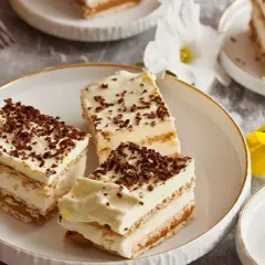 Pyszne ciasto 3 bit, prosty przepis na deser, który zachwyci każdego. Kremowe warstwy i kakaowa posypka.