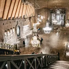 Wnętrze Kopalni Soli w Wieliczce koło Krakowa, z kryształowymi żyrandolami i rzeźbami w soli.