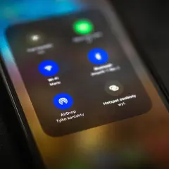 Ekran telefonu z menu AirDrop. Dowiedz się, airdrop co to jest i jak działa, by łatwo udostępniać pliki.