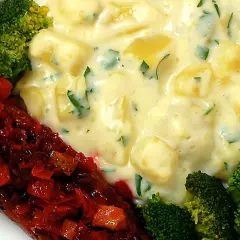 Isterband i ugn med krämig potatis, broccoli och rödbetsallad. En klassisk svensk rätt som värmer själen.