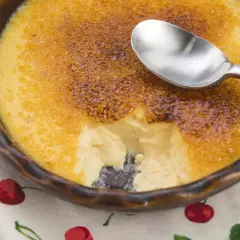 Crème brûlée gourmande avec une croûte caramélisée craquante. Une recette de crème brûlée facile et rapide à déguster.