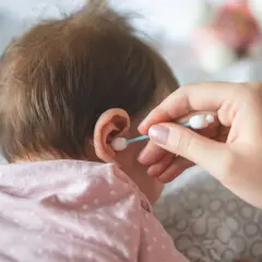 Jak czyścić uszy niemowlakom bez ryzyka uszkodzenia i bólu