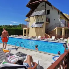 Noclegi nad morzem 2026: Jak znaleźć idealne miejsce i zaoszczędzić?