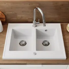 Nowoczesny zlew dwukomorowy granitowy w kuchni. Obok czosnek i przyprawy.