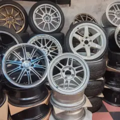 Różnorodne felgi aluminiowe, gotowe do malowania. Od złotych po białe i czarne, tworzą imponującą kolekcję.
