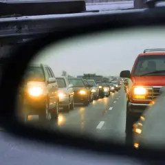 Korek na drodze. Widok w lusterku bocznym pokazuje rząd samochodów. Pamiętaj, jak ustawić lusterka w samochodzie, by widzieć wszystko.