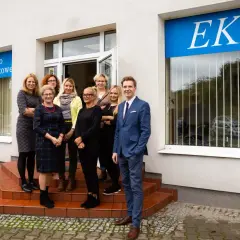 Zespół biura rachunkowego EKB przed budynkiem.