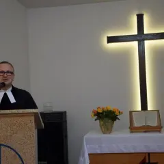 Czy agnostyk chodzi do kościoła? Odkryj motywacje i dylematy