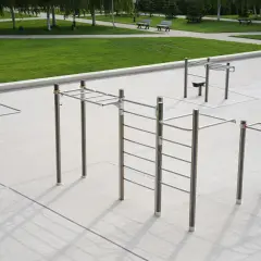 Un parc de street workout avec barres de traction, échelles et agrès pour un entraînement en plein air.