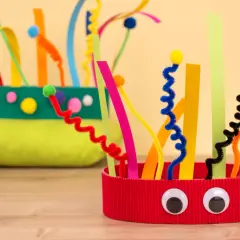 Bunte Faschingskränze zum einfach Basteln, verziert mit Pfeifenreinigern und Wackelaugen.