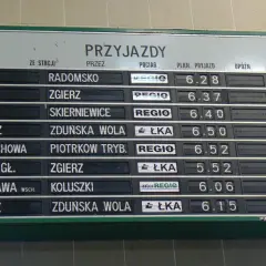 Tablica przyjazdów pociągów. Widoczny numer pociągu "REGIO" o 6:28 z Radomska, jadący na peron 2.