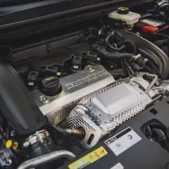 Silnik 1.6 PureTech z napisem Peugeot Sport.