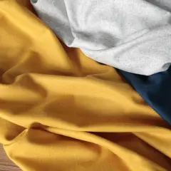 Miękki materiał, 95 poliester, 5% elastan, w kolorach musztardowym, szarym i granatowym, idealny na wygodne ubrania.