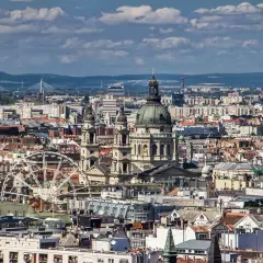 Widok panoramy Budapesztu z bazyliką św. Stefana i diabelskim młynem.