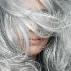 Cabello plateado y sedoso, una opción natural para cubrir canas sin tinte.