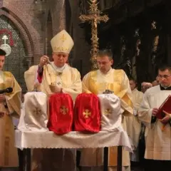 Co znajduje się na ołtarzu w kościele? Odkryj ich ukryte znaczenie
