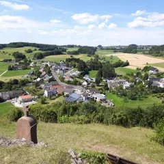 Ein malerisches Dorf mit roten Dächern und grünen Hügeln, das an die Toskana erinnert – die Toskana der Eifel.