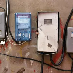 Skrzynka z bezpiecznikami i licznikami energii elektrycznej. Jak wyjąć bezpiecznik ze skrzynki? Zobacz, jak to zrobić bezpiecznie.