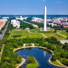 Widok na Waszyngton, stolicę USA, z pomnikiem Waszyngtona i Reflecting Pool.