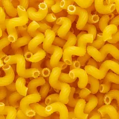 Góra żółtego makaronu cavatappi. Zastanawiasz się, ile białka ma makaron?