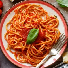 Pyszne spaghetti z sosem pomidorowym, czosnkiem i bazylią. Idealne danie, by pokazać, co zrobić z pomidorów na obiad.