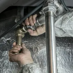 Próba szczelności instalacji: Woda czy powietrze? Wybierz mądrze!