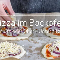 Vier kleine Pizzen werden belegt. Die Frage: Pizza im Backofen – Umluft oder Ober-/Unterhitze?