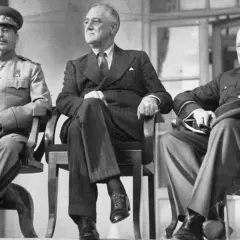 Stalin, Roosevelt y Churchill sentados durante la conferencia de Teherán, un momento clave de la Segunda Guerra Mundial.