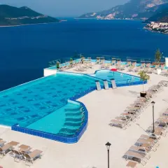 Luksusowy basen z widokiem na morze w Neum, Bośnia i Hercegowina. Leżaki i błękitna woda zapraszają do relaksu.