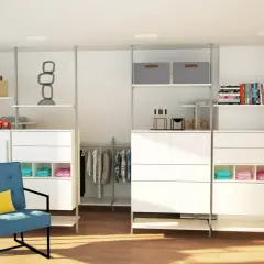 Moderne schrank als raumteiler ideen: offene Regale, Kleiderstangen und weiße Schränke teilen den Raum. Ein blauer Sessel lädt zum Verweilen ein.