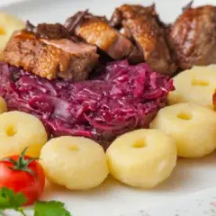 Kuchnia regionalna Wrocław: gdzie zjeść tradycyjne dania dolnośląskie i co warto spróbować
