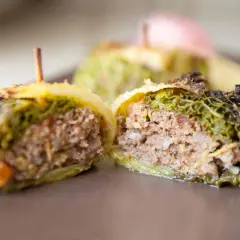 Un chou farci coupé en deux, révélant une garniture savoureuse de viande hachée et d'épices.