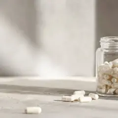 Szklana buteleczka z kapsułkami. Zastanawiasz się nad glutationem? Przeciwwskazania są ważne.