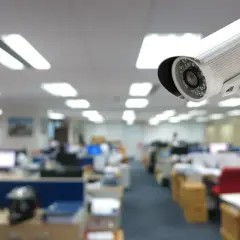 Kamera monitoringu czuwa nad biurową przestrzenią, zapewniając ciągłą inwigilację.