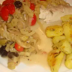Fisch mit Fenchel und Tomaten aus dem Ofen, dazu Rosmarinkartoffeln.