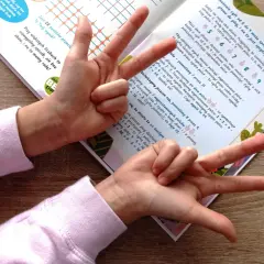 Sprytny sposób na tabliczkę mnożenia: palce pokazują liczby od 6 do 9. Dziecko uczy się mnożyć, używając dłoni.