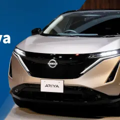 El elegante Nissan Ariya, un SUV eléctrico con un diseño futurista, se presenta en un tono champagne metálico.