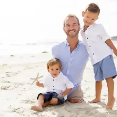 Nick Vujicic z synami na plaży.