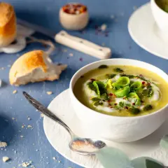 Cremige Lauchsuppe mit Kräuteröl und frischem Brot. Ein köstliches Lauchsuppe Rezept für kalte Tage.