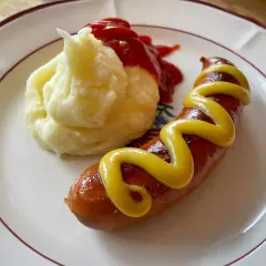 En klassisk korv med mos, en perfekt kombination av en saftig korv med senap och en fluffig potatismos med ketchup.