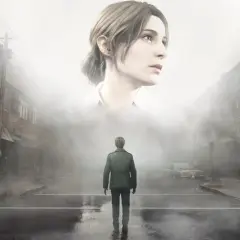 James Sunderland stoi na mglistej ulicy, patrząc na gigantyczną twarz Marii. To kluczowy moment z gry, który może pomóc w rozwiązaniu zagadek w Silent Hill 2 poradnik.
