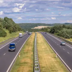 Kiedy zakazy dla ciężarówek? Uniknij mandatów i planuj podróż mądrze