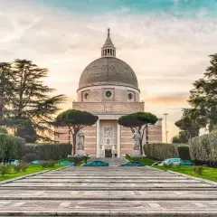 La Basilica dei Santi Pietro e Paolo all'EUR, Roma, è un luogo da non perdere. Imponente cupola, statue e giardini curati.