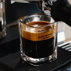 Frisch gebrühter Espresso in einem Messbecher, der die Unterschiede zwischen Ristretto und Espresso zeigt.