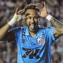 Neymar, w niebieskiej koszulce Santos, z językiem na wierzchu i rękami przy oczach, świętuje bramkę. Czy to zapowiedź jego kolejnego transferu?