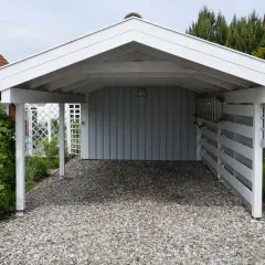 Podjazd z kamienia pod wiatą. Jak wysypać kamień na podjazd, by wyglądał estetycznie i był praktyczny.