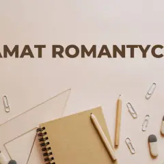 Narzędzia pisarskie i przybory szkolne na jasnym tle, z napisem "DRAMAT ROMANTYCZNY".