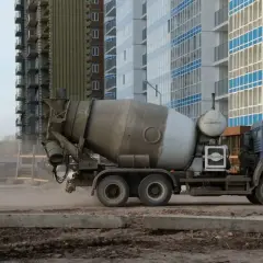 Betonomieszarka na budowie. Kierowca betonomieszarki zarobki zależą od doświadczenia i regionu.